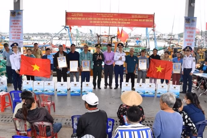 Tại chương trình, Phòng Pháp luật (Bộ Tư lệnh Vùng Cảnh sát biển 2) trao tặng quà cho ngư dân Quảng Ngãi.
