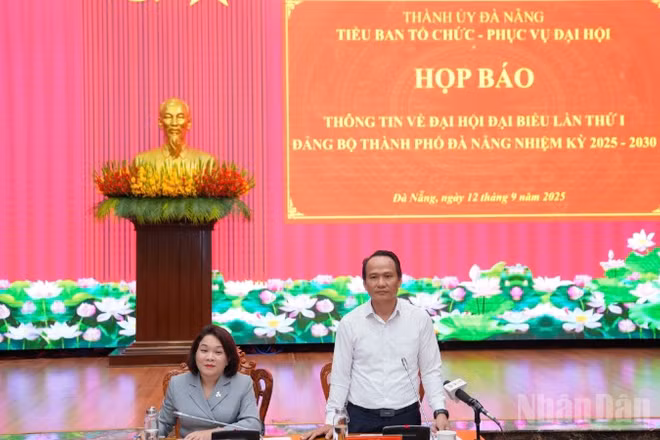 Phó Bí thư Thường trực Thành ủy Đà Nẵng Nguyễn Đình Vĩnh phát biểu tại buổi họp báo. (Ảnh: ANH ĐÀO)