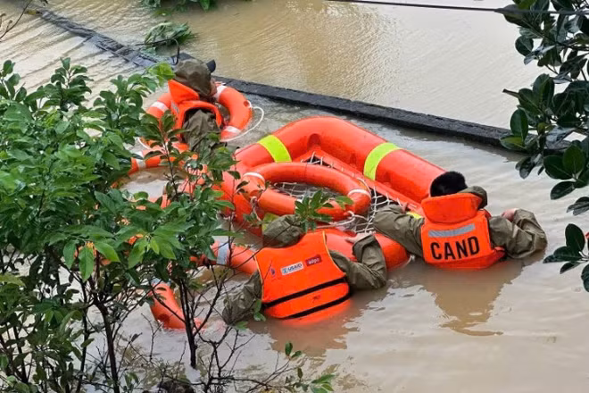 Hình ảnh xúc động của các chiến sĩ Công an thành phố Đà Nẵng bơi vào vùng lũ dữ, cứu dân trong mưa lũ lịch sử tại thành phố Đà Nẵng 5 ngày vừa qua.