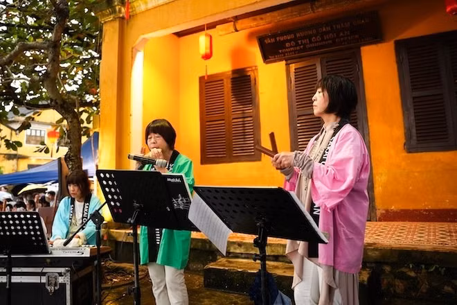 Các nghệ sĩ đến từ Nhật Bản biểu diễn nghệ thuật tại chương trình.
