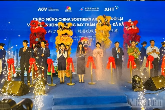 Các đại biểu thực hiện nghi thức mở đường bay Thâm Quyến (Trung Quốc)-Đà Nẵng(Việt Nam). (Ảnh: ANH ĐÀO)