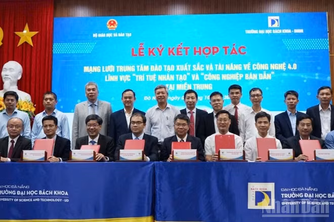 Lễ ký kết hợp tác Mạng lưới Trung tâm đào tạo xuất sắc và tài năng về công nghệ 4.0 lĩnh vực trí tuệ nhân tạo và công nghiệp bán dẫn tại miền trung.