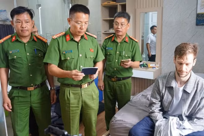 Đại tá Nguyễn Hà Lai, Phó Giám đốc, Thủ trưởng Cơ quan Cảnh sát điều tra Công an thành phố Đà Nẵng trực tiếp kiểm tra, khám xét nơi ở của nghi phạm. (Ảnh: Công an cung cấp)