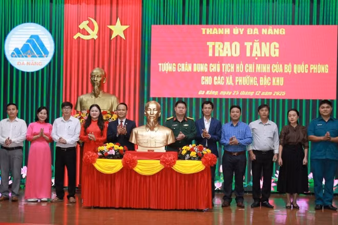 Đà Nẵng trao tặng tượng chân dung Chủ tịch Hồ Chí Minh cho 94 xã, phường, đặc khu.
