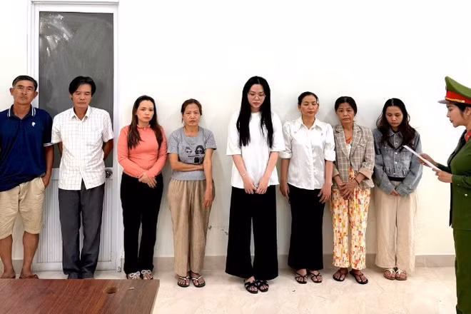 Nhóm đối tượng trong đường dây đánh bạc dưới hình thức ghi lô đề tại cơ quan điều tra. (Ảnh: Công an cung cấp)