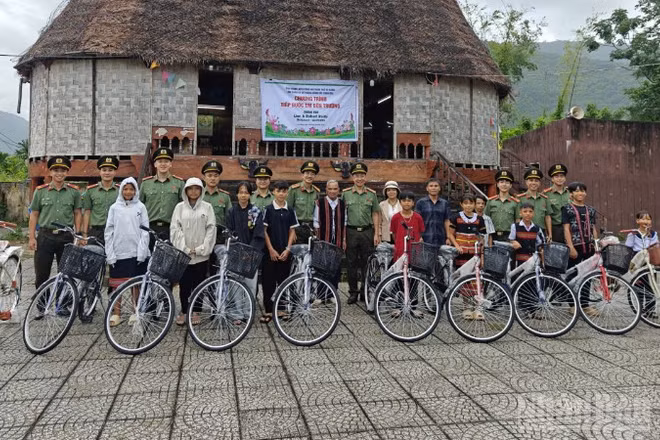 Món quà ý nghĩa trao tặng học sinh con em đồng bào Cơ tu tại hai thôn Tà Lang, Giàn Bí, phường Hải Vân, thành phố Đà Nẵng. (Ảnh: AD)