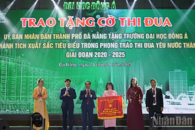 Lãnh đạo thành phố trao tặng Trường đại học Đông Á Cờ thi đua của Ủy ban nhân dân thành phố Đà Nẵng. (Ảnh: ANH ĐÀO)