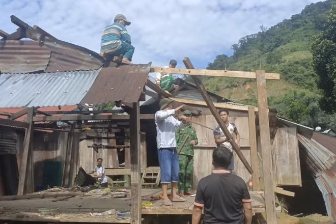 Công an xã Hùng Sơn, Đồn Biên phòng Ga Ry khẩn trương hỗ trợ nhân dân di dời tài sản đến nơi an toàn trong ngày 5/9. (Ảnh: Công an cung cấp)