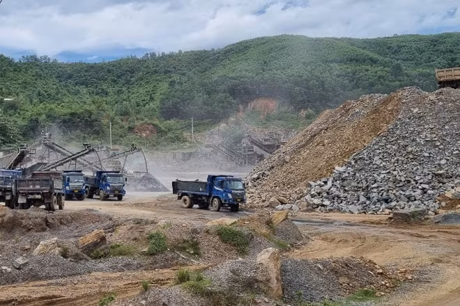 Khai thác khoáng sản tại mỏ Suối Mơ II.