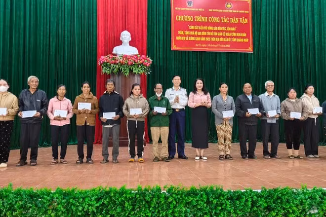 Đoàn công tác thăm, tặng quà đồng bào dân tộc, tôn giáo tỉnh Quảng Ngãi nhân dịp Giáng sinh.