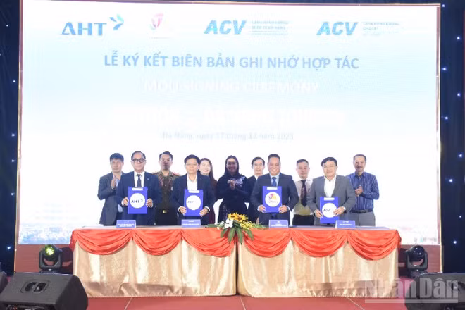 Sở Văn hóa, Thể thao và Du lịch Đà Nẵng ký kết biên bản với các đơn vị hàng không. (Ảnh: ANH ĐÀO)