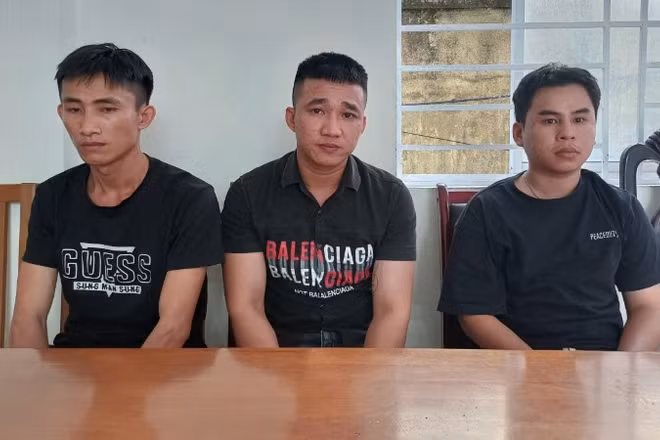 Nhóm đối tượng bị bắt giữ tại cơ quan công an. (Ảnh: Công an cung cấp)