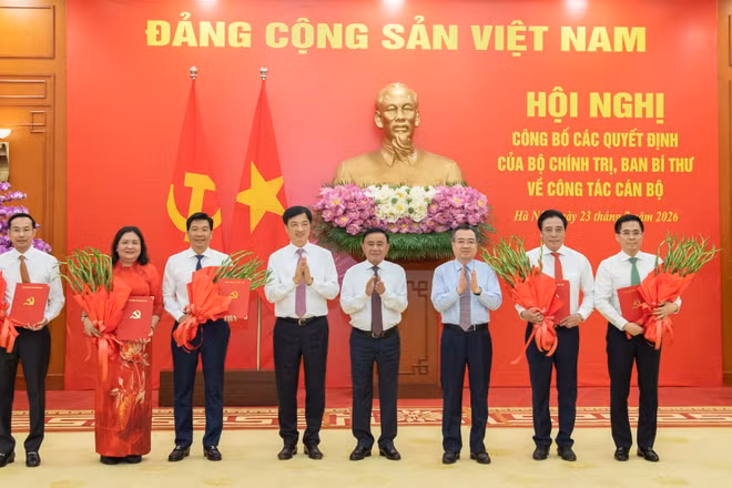 Thường trực Ban Bí thư Trần Cẩm Tú trao các Quyết định của Bộ Chính trị, Ban Bí thư về công tác cán bộ.