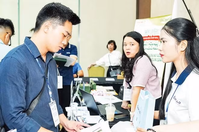 Các doanh nghiệp trao đổi thông tin sản phẩm, lĩnh vực hoạt động tại Diễn đàn Kinh tế Thủ đô lần thứ 2, năm 2026.