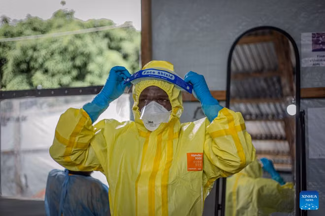 Một nhân viên y tế mặc bộ đồ bảo hộ tại trung tâm điều trị Ebola ở Bunia, thủ phủ tỉnh Ituri, CHDC Congo. (Ảnh: Tân Hoa xã)