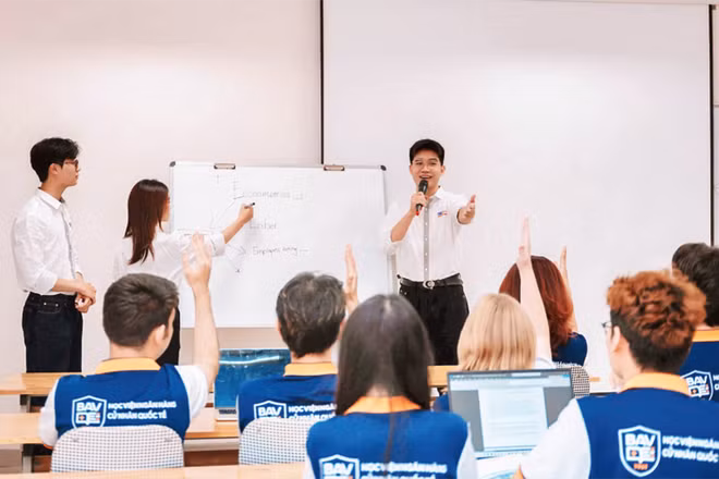 Sinh viên Học viện Ngân hàng trao đổi, thảo luận trong giờ học. (Ảnh: HVNH)