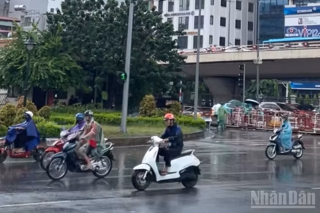 Dự báo khu vực Hà Nội có mưa rào và dông vài nơi. (Ảnh: ĐT)