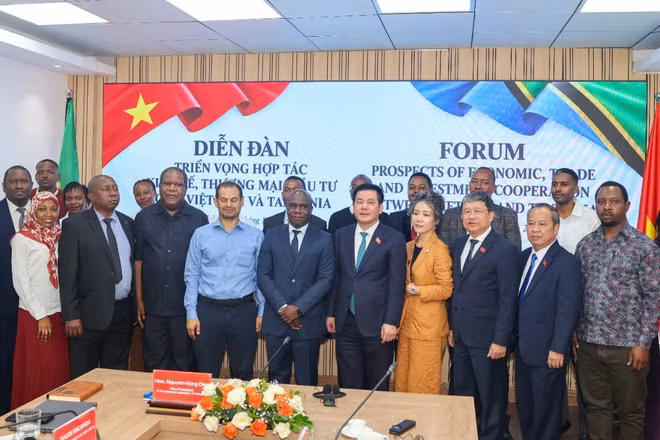 Phó Chủ tịch Quốc hội Nguyễn Hồng Diên và các đại biểu tham dự Diễn đàn. (Ảnh: Sứ quán Việt Nam tại Tanzania cung cấp)