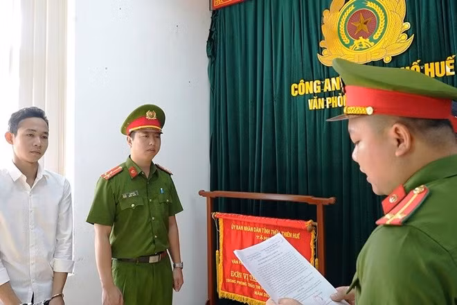 Văn phòng Cơ quan Cảnh sát điều tra đọc lệnh khởi tố vụ án, khởi tố bị can bắt tạm giam đối với Nguyễn Kim Tuấn.