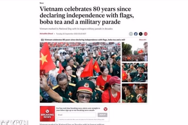 Bài báo đăng ngày 2/9/2025 trên Tờ The Independent (Anh) mô tả chi tiết Lễ kỷ niệm, diễu binh, diễu hành hành dưới sự cổ vũ nồng nhiệt của người dân trong sắc áo cờ đỏ sao vàng. (Ảnh: TTXVN)