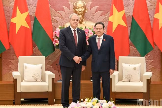 Chủ tịch Quốc hội Trần Thanh Mẫn và Chủ tịch Hạ viện Cộng hòa Belarus Igor Sergeyenko. (Ảnh: DUY LINH)