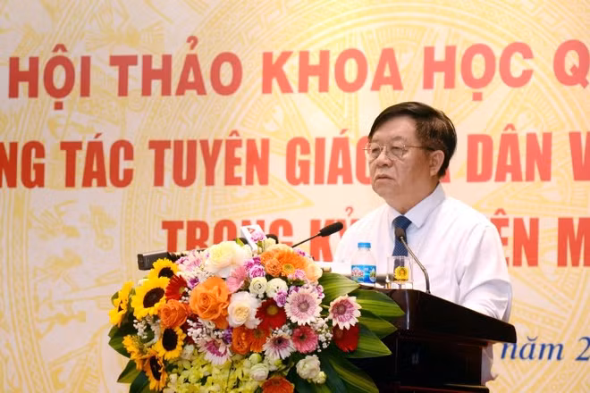 Đồng chí Nguyễn Trọng Nghĩa phát biểu kết luận hội thảo. 