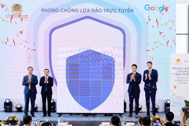 Ngày 26/6/2025, Cục An ninh mạng và Phòng, chống tội phạm sử dụng công nghệ cao (Bộ Công an) cùng Google công bố hợp tác triển khai chiến dịch Phòng chống lừa đảo trực tuyến. (Ảnh BCA)