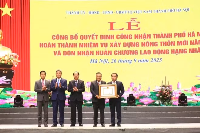Ủy viên Trung ương Đảng, Quyền Bộ trưởng Bộ Nông nghiệp và Môi trường Trần Đức Thắng trao Bằng công nhận thành phố Hà Nội hoàn thành nhiệm vụ xây dựng nông thôn mới năm 2024. 