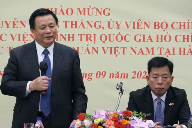 Đồng chí Nguyễn Xuân Thắng phát biểu tại buổi gặp gỡ cán bộ nhân viên Đại sứ quán và các cơ quan đại diện Việt Nam tại Hàn Quốc. (Ảnh: TTXVN)