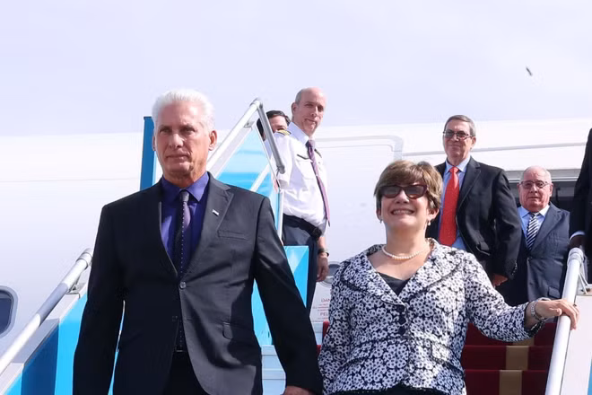 Bí thư Thứ nhất, Chủ tịch nước Cuba Miguel Díaz-Canel Bermúdez và Phu nhân đến Sân bay quốc tế Nội Bài, Hà Nội. (Ảnh: TTXVN)