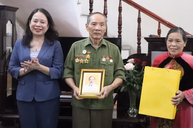 Phó Chủ tịch nước Võ Thị Ánh Xuân trao quà, động viên thương binh Nguyễn Đình Tâm ở phường Điện Biên Phủ.