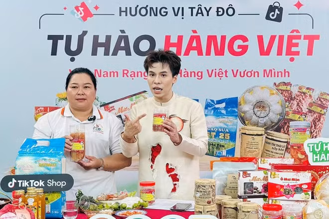 Nhà sáng tạo nội dung Nguyễn Đức Duy (kênh Daily With Zii) dẫn dắt phiên livestream do Ủy ban Trung ương Mặt trận Tổ quốc Việt Nam tổ chức.