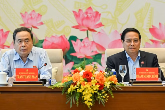 Bí thư Đảng ủy Chính phủ, Thủ tướng Chính phủ Phạm Minh Chính và Bí thư Đảng ủy Quốc hội, Chủ tịch Quốc hội Trần Thanh Mẫn chủ trì hội nghị.