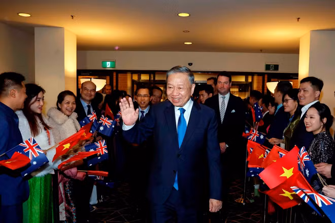 Cán bộ, nhân viên Đại sứ quán, cộng đồng người Việt Nam tại Australia đón Tổng Bí thư, Chủ tịch nước Tô Lâm. Ảnh: Thống Nhất