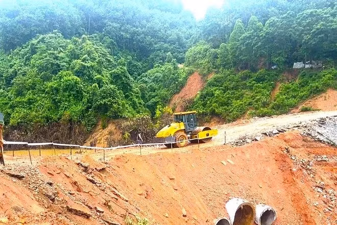 Điểm sạt lở tại Km 76+250 trên quốc lộ 12. Ảnh: Cục Đường bộ Việt Nam