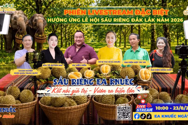 Chị Ngô Thị Minh Trinh (thứ ba từ trái sang), Bí thư Đảng ủy xã Ea Knuếc (tỉnh Đắk Lắk) thường xuyên trực tiếp tham gia các phiên livestream quảng bá, bán nông sản cho bà con địa phương.