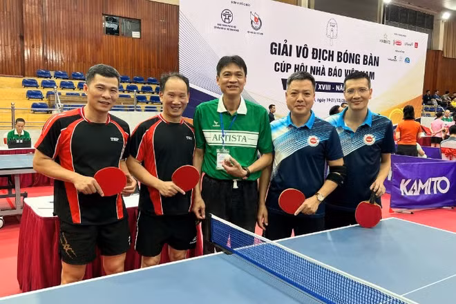 Đoàn vận động viên Báo Nhân Dân và Đoàn vận động viên của Báo Công an nhân dân, Báo Quân đội nhân dân giao lưu sau trận đấu tại vòng bảng.