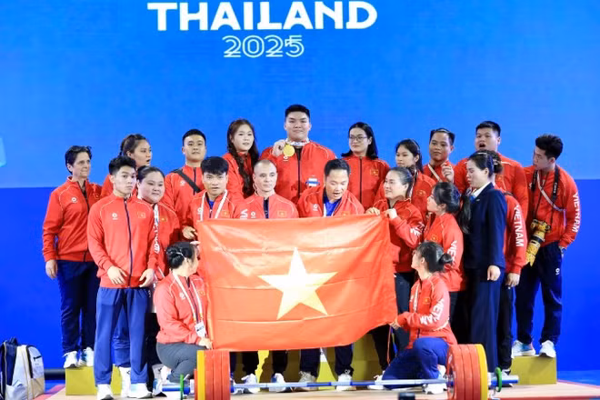 Ban Huấn luyện và các đồng đội tại đội tuyển Cử tạ Việt Nam chia vui với lực sĩ Trần Đình Thắng.