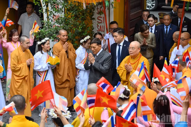 Nhà vua Thái Lan Maha Vajiralongkorn Phra Vajiraklaochaoyuhua cùng Hoàng hậu Suthida Bajrasudhabimalalakshana thăm và dự Lễ cầu an tại chùa Quán Sứ.