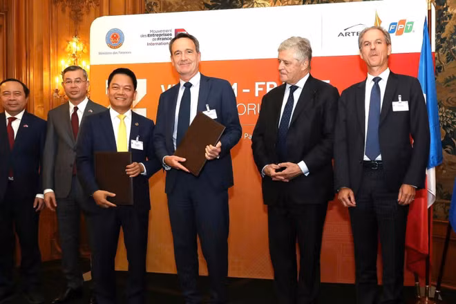 Ông Nguyễn Ngọc Nghị, Chủ tịch Công ty cổ phần Tập đoàn Năng lượng T&T và Ông Arnaud Lenail Chouteau, Phó Chủ tịch Cấp cao kiêm Tổng Giám đốc TotalEnergies Gas & Power Activities trao Biên bản ghi nhớ về hợp tác phát triển Dự án điện khí LNG Long Sơn.