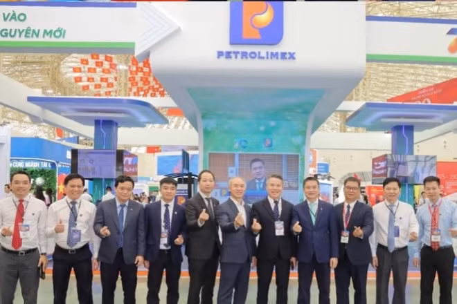 Lãnh đạo các cơ quan Quản lý và Lãnh đạo các Doanh nghiệp tới thăm gian triển lãm Petrolimex khai mạc sáng 28/8.