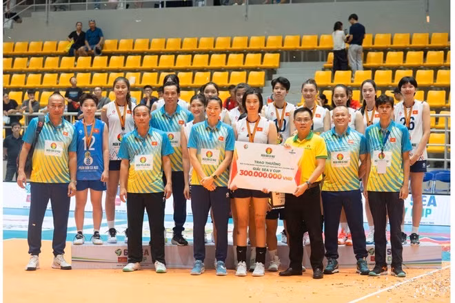 Ông Đặng Hữu Thắng, Phó Giám Đốc Marketing PVCFC trao thưởng vị trí Á quân Chặng 1 SEA V.League 2026. (Ảnh: Đạm Cà Mau)