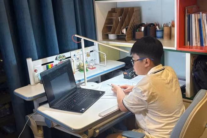 Nhờ Internet tốc độ cao và hệ thống Wi-Fi Mesh của VNPT, việc học tập online của các con lẫn giám sát an ninh trong nhà chị Thúy Anh trở nên dễ dàng hơn bao giờ hết. (Ảnh: VNPT)