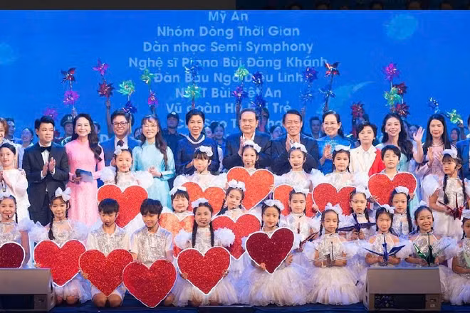 Anh hùng Lao động, Tiến sĩ Nguyễn Thị Phương Thảo thay mặt cán bộ nhân viên Vietjet, Sovico và HDBank trao tặng 30 tỷ đồng hỗ trợ phụ nữ và trẻ em mắc bệnh hiểm nghèo. (Nguồn: HDBank)