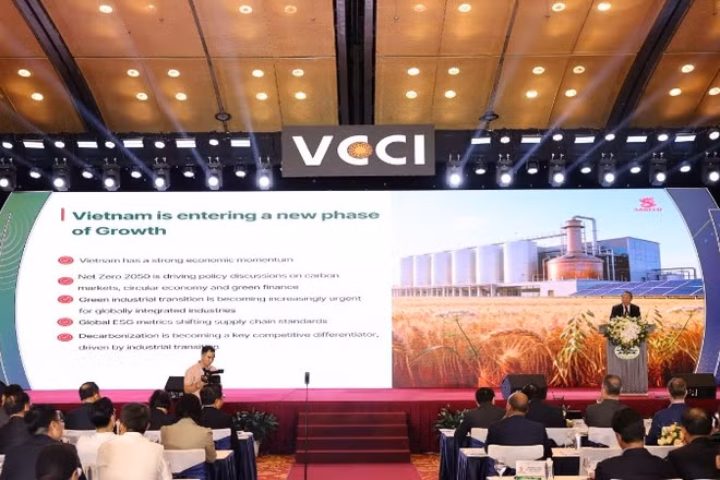 Ông Larry Lee - Phó Tổng giám đốc SABECO trình bày tại diễn đàn. (Ảnh: VCCI)
