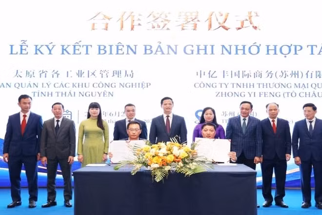 Lãnh đạo Ban Quản lý các khu công nghiệp tỉnh Thái Nguyên ký biên bản ghi nhớ hợp tác với Tập đoàn Zhong Yi Feng (Trung Quốc).