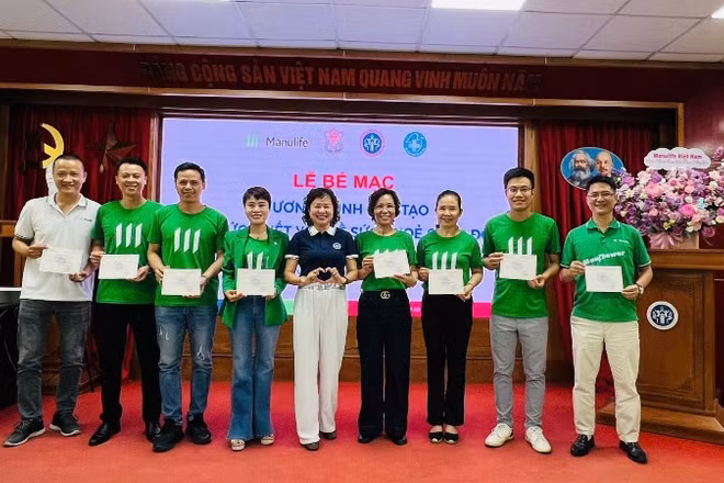 Đội ngũ tư vấn viên được cấp chứng nhận sau khi hoàn thành khóa đào tạo. (Ảnh: HIỀN HÀ)