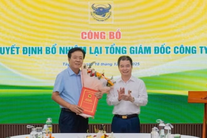 Ông Nguyễn Văn Thiệu - Chủ tịch Hội đồng quản trị trao Quyết định bổ nhiệm lại Tổng Giám độc Ngô Văn Đông.