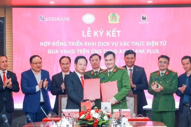 Agribank và Trung tâm RAR - Bộ Công an ký kết triển khai dịch vụ xác thực điện tử qua VNeID trên ứng dụng Agribank Plus ngày 23/12/2024.