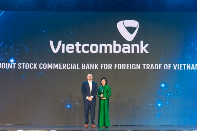 Bà Tô Thị Phương Dung - Trưởng Phòng Chính sách & Kế hoạch nhân sự đại diện Vietcombank nhận cúp "Harmonia" từ Ban tổ chức.
